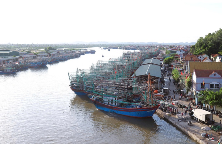 Nghệ An cấm tàu thuyền ra khơi, hoãn họp để dồn lực chống bão số 9- Ảnh 1. Nghệ An cấm tàu thuyền ra khơi, hoãn họp để dồn lực chống bão số 9- Ảnh 1.