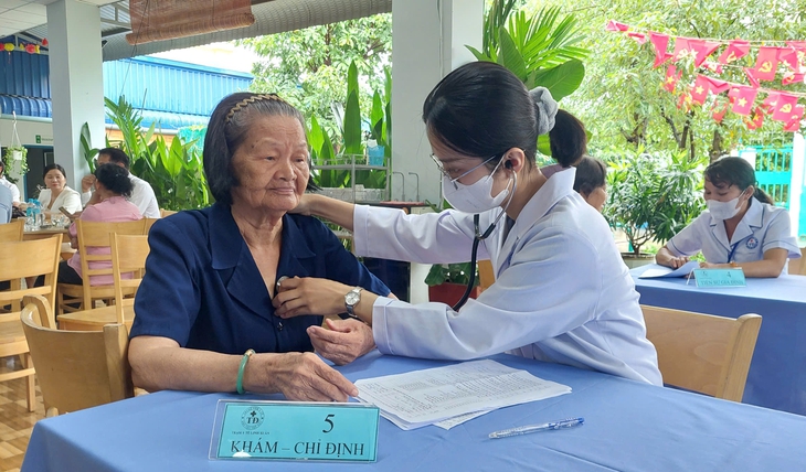 Chăm sóc sức khỏe tại chỗ cho người cao tuổi ở TPHCM - mô hình từ việc kết nối - Ảnh 1.