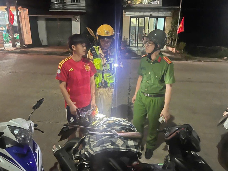 Vi phạm nồng độ cồn, thanh niên ở Bắc Ninh bị phát hiện mang theo súng- Ảnh 1.