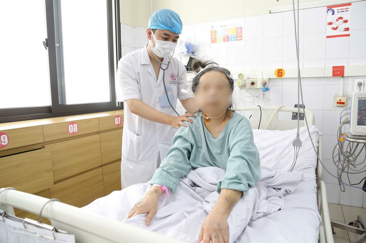Cứu sống cụ bà 78 tuổi bị suy tim, đột quỵ não- Ảnh 1.