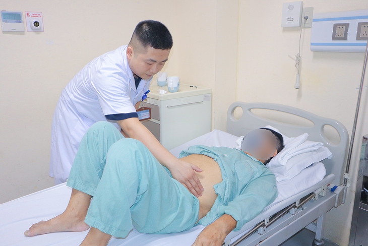 Cụ ông 77 tuổi mắc đồng thời phì đại tuyến tiền liệt, thoát vị bẹn và khối u mỡ khổng lồ- Ảnh 1.