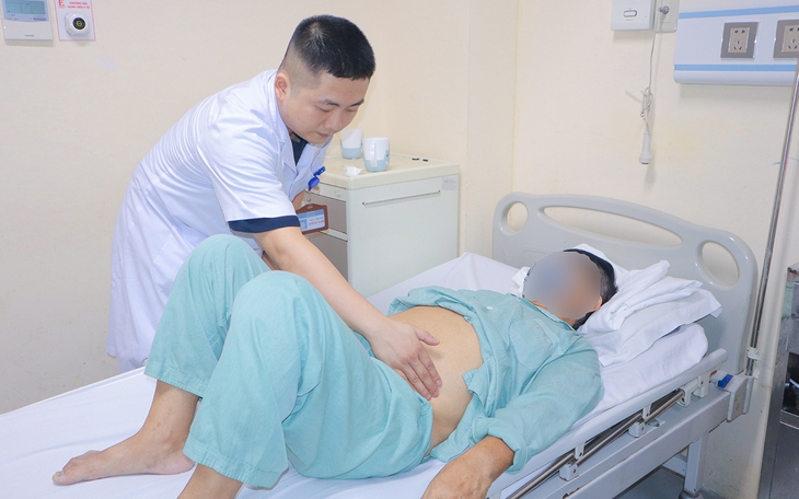 Cụ ông 77 tuổi mắc đồng thời phì đại tuyến tiền liệt, thoát vị bẹn và khối u mỡ khổng lồ