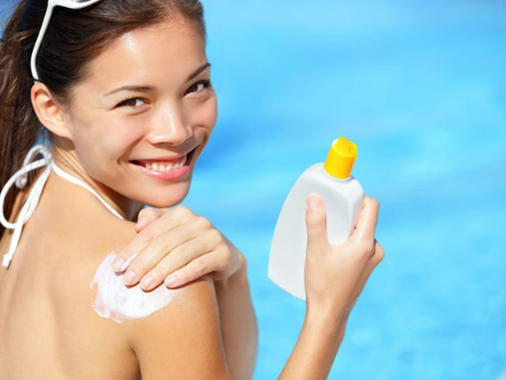 Sử dụng kem chống nắng SPF50+ mỗi ngày có cần bổ sung vitamin D không?- Ảnh 1.