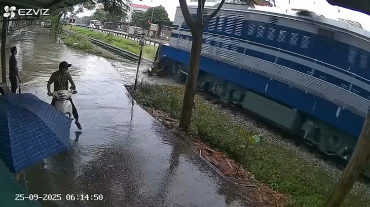 Video vụ tai nạn đường sắt khiến một phụ nữ bị thương nặng ở Bắc Ninh- Ảnh 1.
