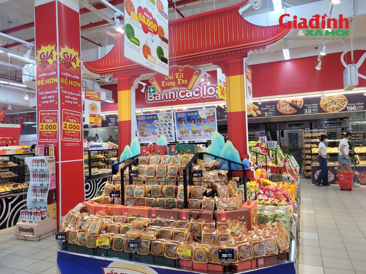 Đa dạng mẫu mã, hương vị nhưng quầy bánh Trung thu vẫn vắng vẻ- Ảnh 1. Đa dạng mẫu mã, hương vị nhưng quầy bánh Trung thu vẫn vắng vẻ- Ảnh 1.