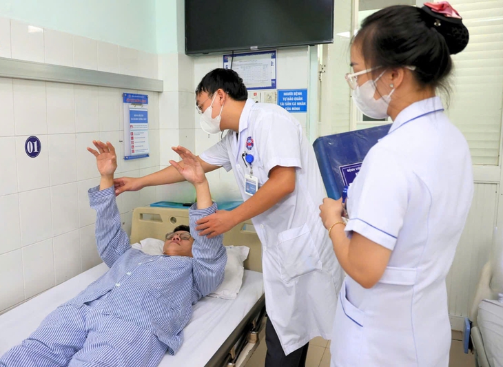 Cứu sống bệnh nhân 41 tuổi bị đột quỵ não, suýt tàn phế vĩnh viễn- Ảnh 3. Cứu sống bệnh nhân 41 tuổi bị đột quỵ não, suýt tàn phế vĩnh viễn- Ảnh 3.
