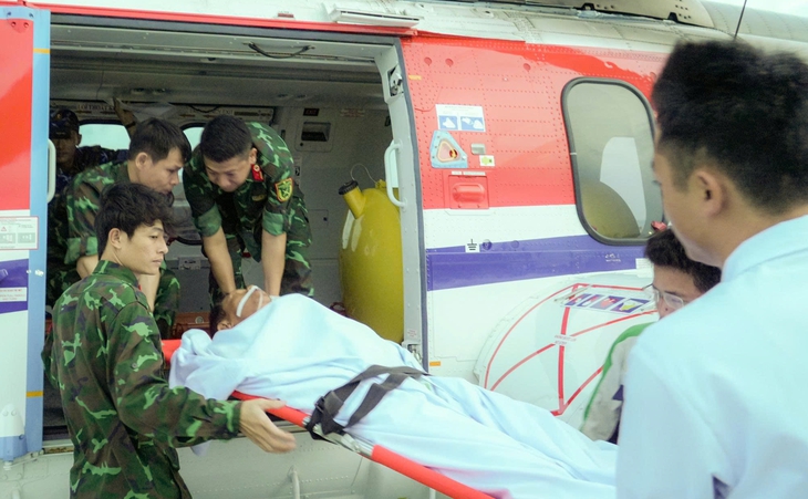 Trực thăng chở bác sĩ xuyên đêm đưa bệnh nhân đa chấn thương từ Trường Sa về đất liền- Ảnh 1.