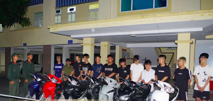 Tạm giữ 12 đối tượng mang kiếm, dao phóng lợn đi 'diễu phố' trong đêm ở Ninh Bình- Ảnh 1.