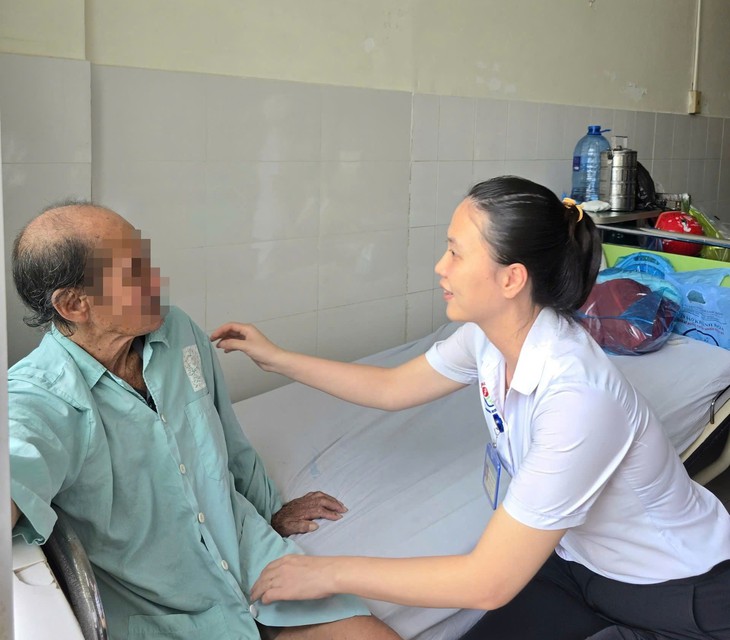 Người đàn ông lang thang ở Khánh Hòa được y bác sĩ chăm sóc, điều trị bệnh miễn phí- Ảnh 1. Người đàn ông lang thang ở Khánh Hòa được y bác sĩ chăm sóc, điều trị bệnh miễn phí- Ảnh 1.