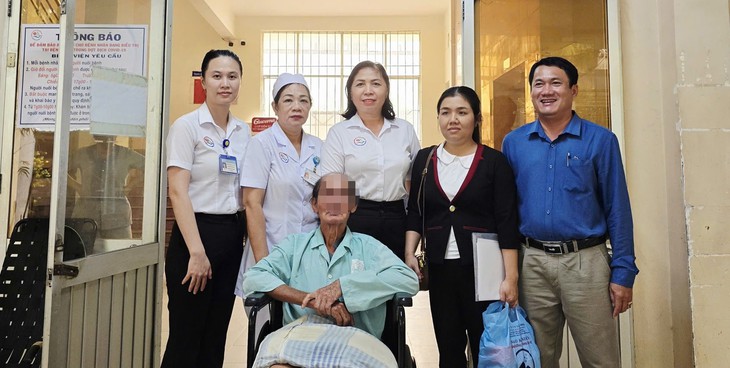 Người đàn ông lang thang ở Khánh Hòa được y bác sĩ chăm sóc, điều trị bệnh miễn phí- Ảnh 2. Người đàn ông lang thang ở Khánh Hòa được y bác sĩ chăm sóc, điều trị bệnh miễn phí- Ảnh 2.
