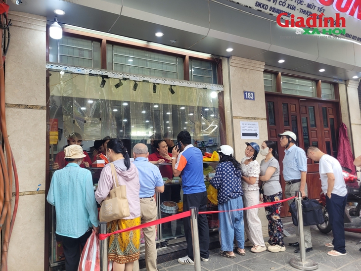 Hà Nội: Người dân xếp hàng chờ mua bánh trung thu truyền thống, có hạn sử dụng ngắn ngày- Ảnh 1. Hà Nội: Người dân xếp hàng chờ mua bánh trung thu truyền thống, có hạn sử dụng ngắn ngày- Ảnh 1.