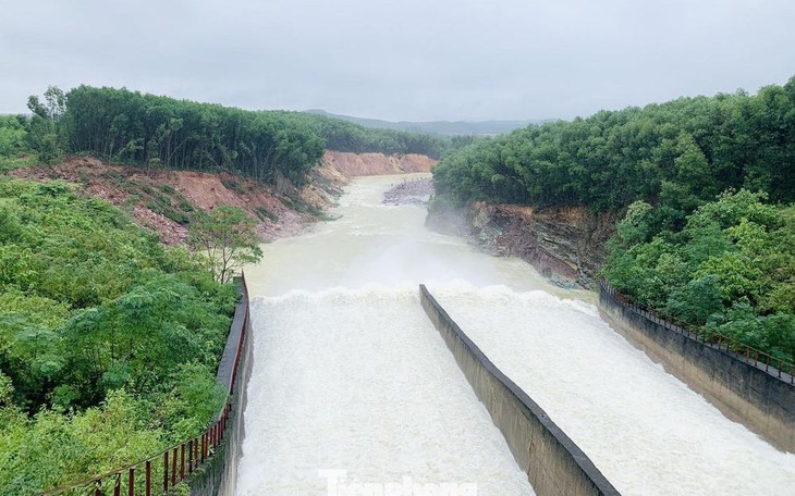 Nhiều hồ chứa ở Hà Tĩnh xả tràn ứng phó mưa lớn