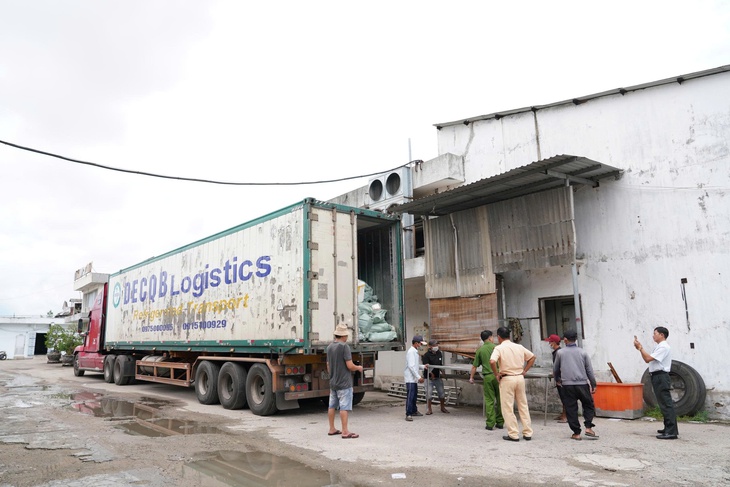 Phát hiện xe đầu kéo chở hàng chục tấn sản phẩm động vật không rõ nguồn gốc - Ảnh 1.