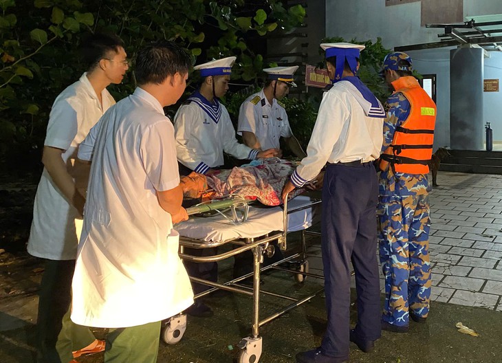 Bệnh xá đảo Trường Sa cấp cứu ngư dân bị chấn thương cột sống, phù tủy cổ- Ảnh 1.