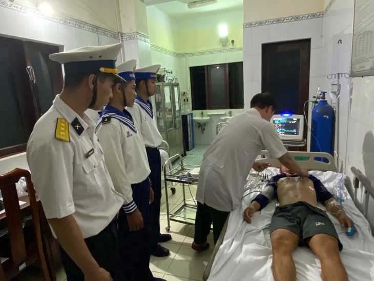 Bệnh xá đảo Trường Sa cấp cứu ngư dân bị chấn thương cột sống, phù tủy cổ- Ảnh 2.