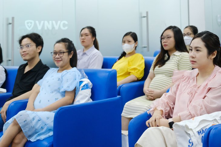 VNVC triển khai tiêm vaccine RSV - tác nhân gây viêm phổi, viêm phế quản hàng đầu ở trẻ nhỏ và người cao tuổi- Ảnh 2. VNVC triển khai tiêm vaccine RSV - tác nhân gây viêm phổi, viêm phế quản hàng đầu ở trẻ nhỏ và người cao tuổi- Ảnh 2.