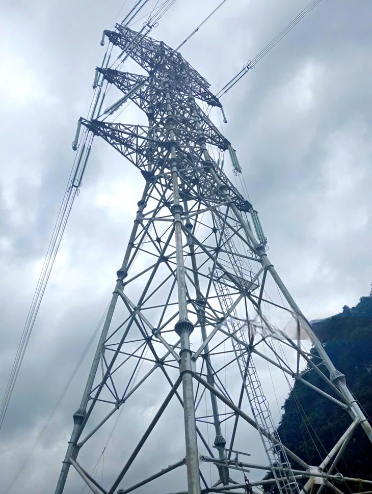 Rơi từ cột điện cao 30m, công nhân trẻ tử vong khi thi công đường dây 500KV- Ảnh 1. Rơi từ cột điện cao 30m, công nhân trẻ tử vong khi thi công đường dây 500KV- Ảnh 1.