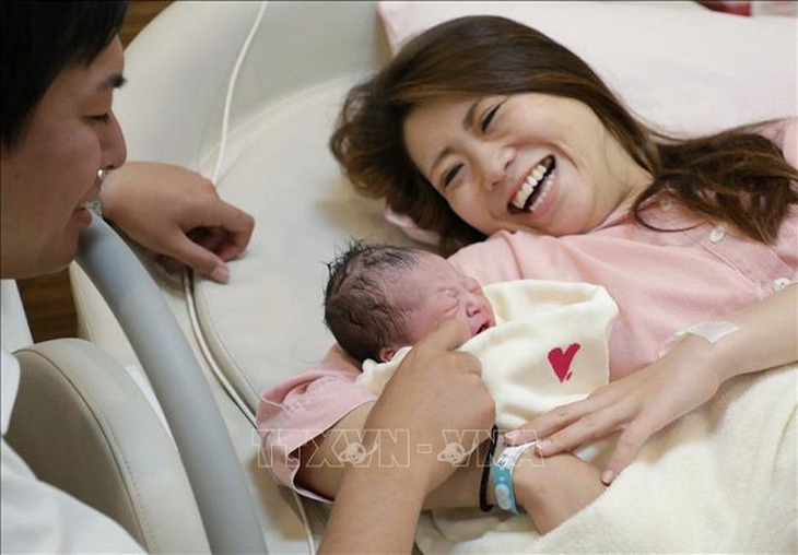 Ngân hàng Nhật Bản áp dụng chế độ nghỉ phép chăm con bắt buộc đối với nam giới- Ảnh 1.