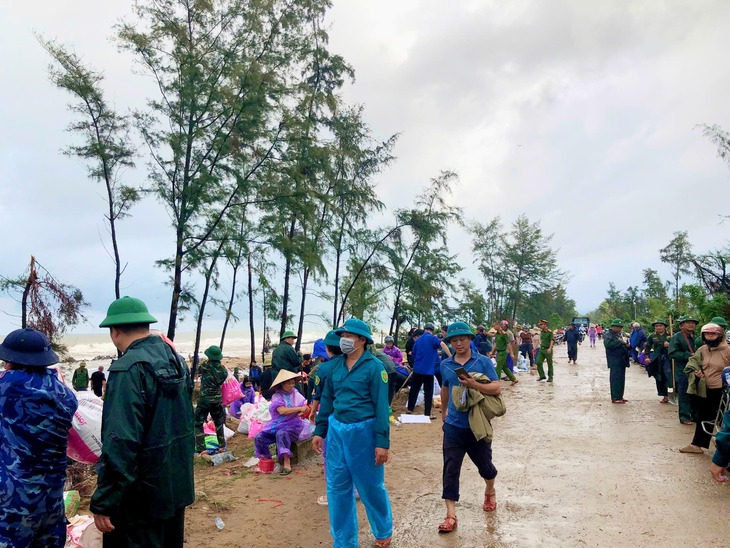 Hà Tĩnh: Gấp rút sơ tán dân vùng 'ốc đảo' Hồng Lam- Ảnh 2.
