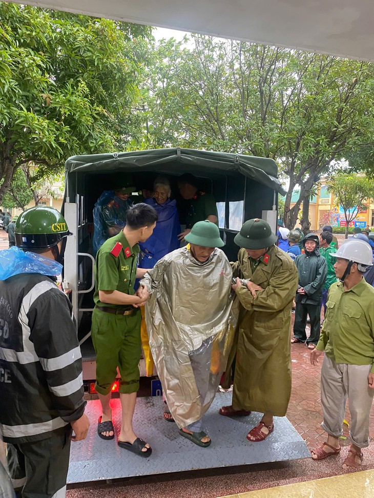 Nghệ An khẩn trương sơ tán dân, chuẩn bị lực lượng ứng phó bão số 10- Ảnh 2. Nghệ An khẩn trương sơ tán dân, chuẩn bị lực lượng ứng phó bão số 10- Ảnh 2.
