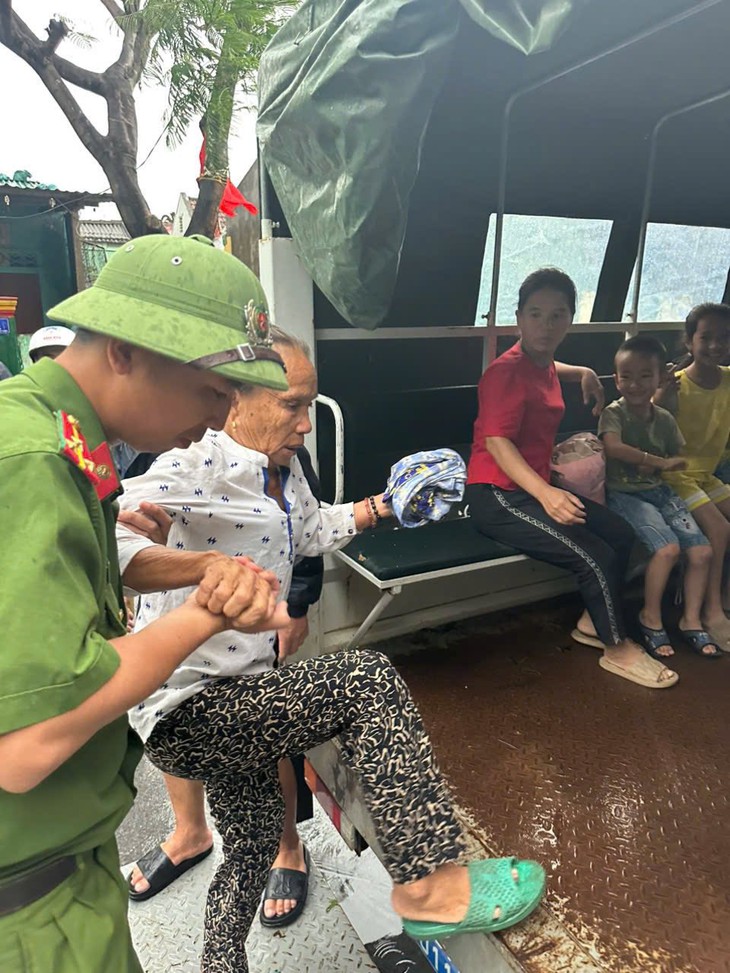 Nghệ An khẩn trương sơ tán dân, chuẩn bị lực lượng ứng phó bão số 10- Ảnh 3. Nghệ An khẩn trương sơ tán dân, chuẩn bị lực lượng ứng phó bão số 10- Ảnh 3.