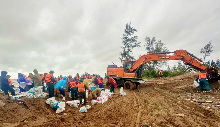 Hà Tĩnh: Gấp rút sơ tán dân vùng 'ốc đảo' Hồng Lam- Ảnh 3.