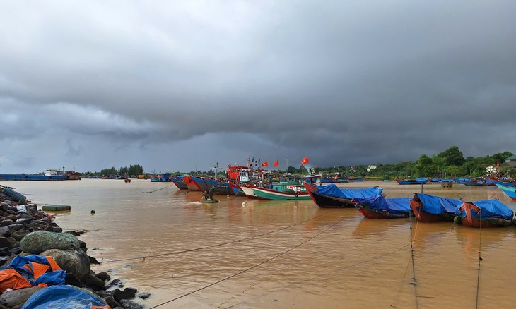 Bão số 10 bắt đầu gây mưa lớn, gió mạnh tại đảo Cồn Cỏ và nhiều địa phương ven biển- Ảnh 1.