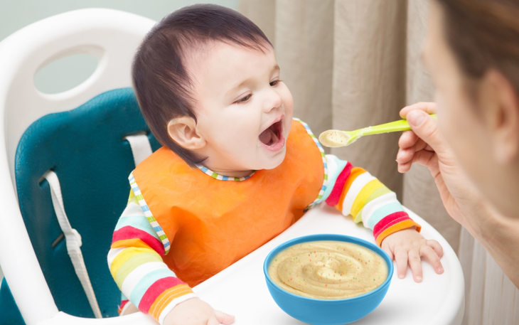 Ăn dặm không đúng cách, trẻ có thể đối mặt với những nguy cơ gì?