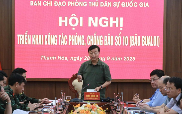 Video công an dầm mình trong nước lũ tìm xe máy cùng hàng hoá giúp nam shipper- Ảnh 3.