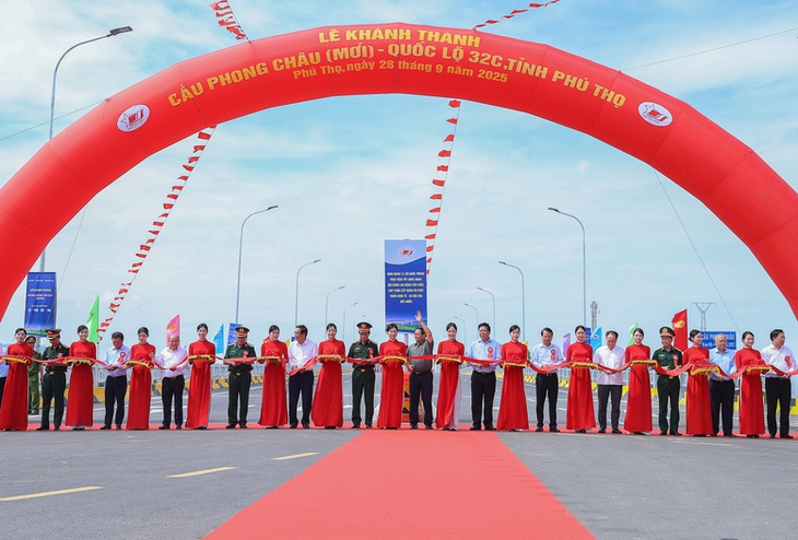 Thủ tướng: Cầu Phong Châu là nhịp cầu nối liền và gắn kết giữa nhân dân với Đảng, Nhà nước- Ảnh 1. Thủ tướng: Cầu Phong Châu là nhịp cầu nối liền và gắn kết giữa nhân dân với Đảng, Nhà nước- Ảnh 1.