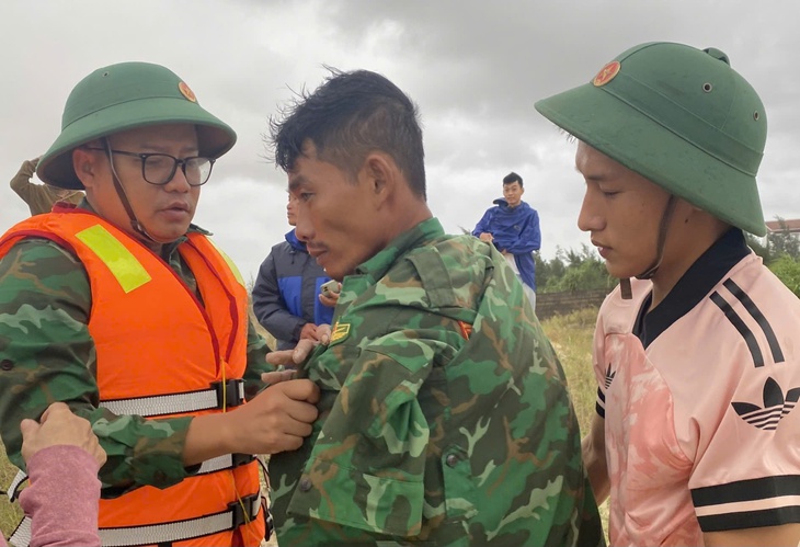 Video lời kể thuyền viên nhiều giờ ôm phao hàng hải giữa sóng dữ vụ tàu cá gặp nạn- Ảnh 3. Video lời kể thuyền viên nhiều giờ ôm phao hàng hải giữa sóng dữ vụ tàu cá gặp nạn- Ảnh 3.