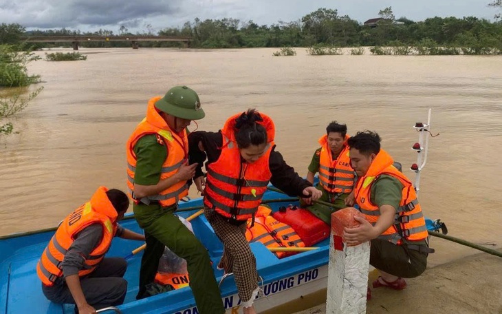 LIVE: Bão số 10 làm 11 người thiệt mạng, 33 người bị thương, thiệt hại nặng về tài sản