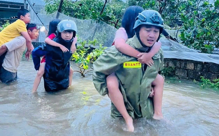 LIVE: Bão số 10 gây mưa to gió lớn cho các tỉnh miền Trung, nhiều người dân được cứu nạn kịp thời trong bão
