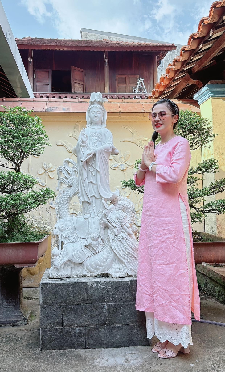 Việt Trinh ăn chay trường hơn 10 năm, tuổi U60 sống bình yên với nhan sắc khiến người hâm mộ ngỡ ngàng- Ảnh 11. Việt Trinh ăn chay trường hơn 10 năm, tuổi U60 sống bình yên với nhan sắc khiến người hâm mộ ngỡ ngàng- Ảnh 11.