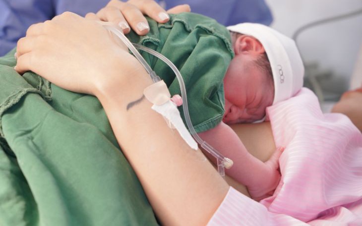 Tiếp xúc da kề da tốt cho não của trẻ sinh non