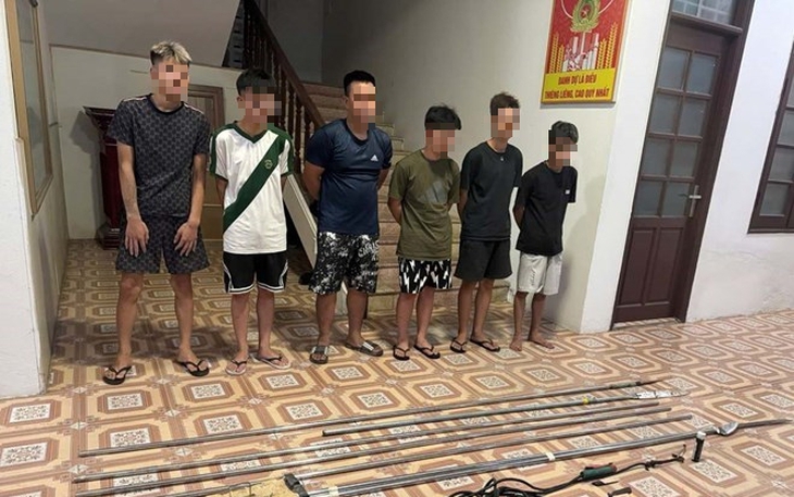 Hai nhóm học sinh rủ chục người mang hung khí đi giải quyết mâu thuẫn- Ảnh 2.