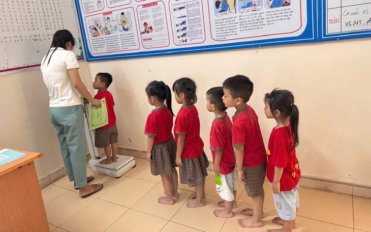 Theo dõi cân nặng, chiều cao để phát hiện nguy cơ suy dinh dưỡng ở trẻ - Ảnh 1.