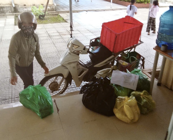 40 học sinh nghi ngộ độc: Hiệu phó nói về thông tin ngăn cản đưa học sinh đi cấp cứu- Ảnh 4. 40 học sinh nghi ngộ độc: Hiệu phó nói về thông tin ngăn cản đưa học sinh đi cấp cứu- Ảnh 4.