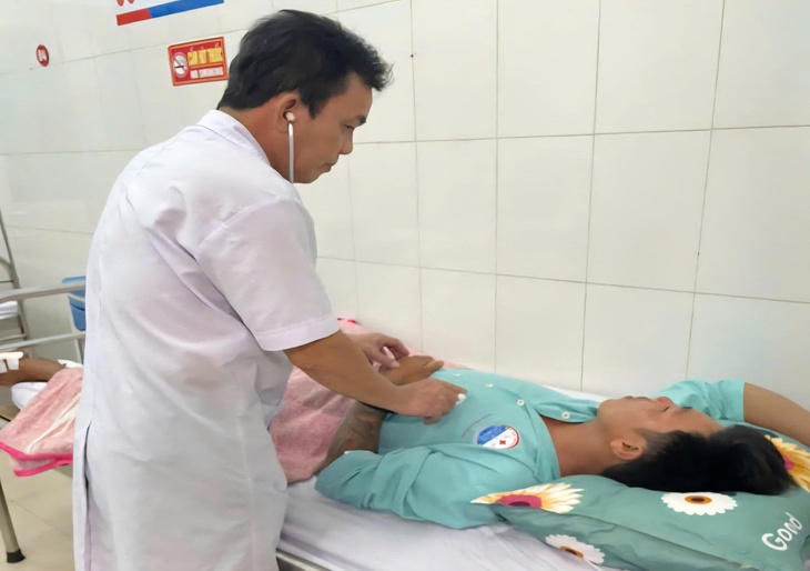 Bộ Y tế yêu cầu chuẩn bị nhân lực, phương tiện vận chuyển, đảm bảo không gián đoạn khám chữa bệnh trong bão số 10- Ảnh 1.