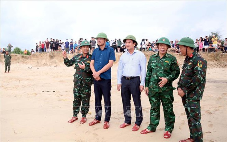 Dùng drone tìm kiếm 9 thuyền viên mất tích trong vụ 2 tàu cá bị chìm ở sông Gianh- Ảnh 1. Dùng drone tìm kiếm 9 thuyền viên mất tích trong vụ 2 tàu cá bị chìm ở sông Gianh- Ảnh 1.