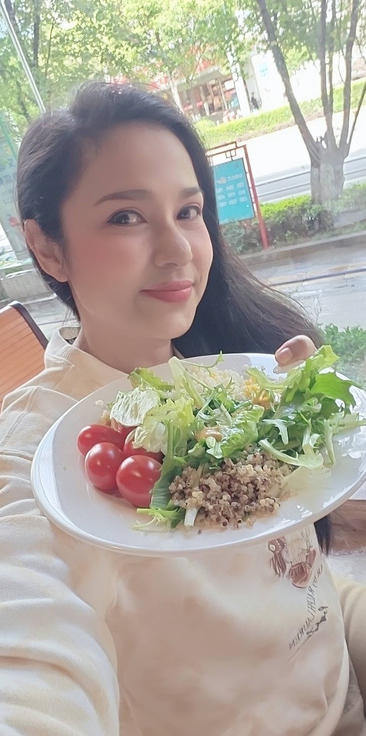 Việt Trinh ăn chay trường hơn 10 năm, tuổi U60 sống bình yên với nhan sắc khiến người hâm mộ ngỡ ngàng- Ảnh 6. Việt Trinh ăn chay trường hơn 10 năm, tuổi U60 sống bình yên với nhan sắc khiến người hâm mộ ngỡ ngàng- Ảnh 6.