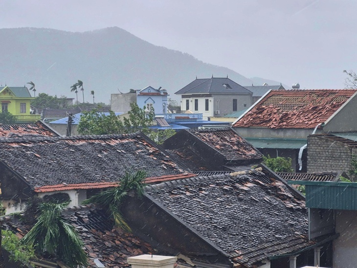 Khoảnh khắc lốc xoáy kinh hoàng tàn phá làng quê tại Thanh Hóa- Ảnh 1.