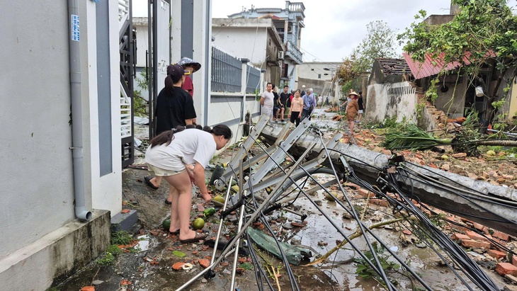 Khoảnh khắc lốc xoáy kinh hoàng tàn phá làng quê tại Thanh Hóa- Ảnh 5.