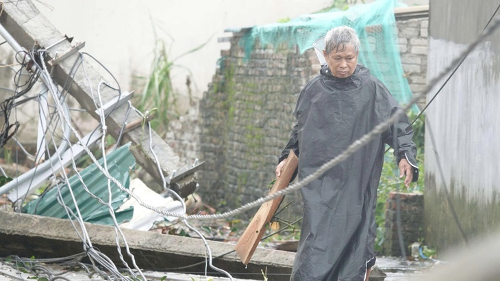 Khoảnh khắc lốc xoáy kinh hoàng tàn phá làng quê tại Thanh Hóa- Ảnh 3.
