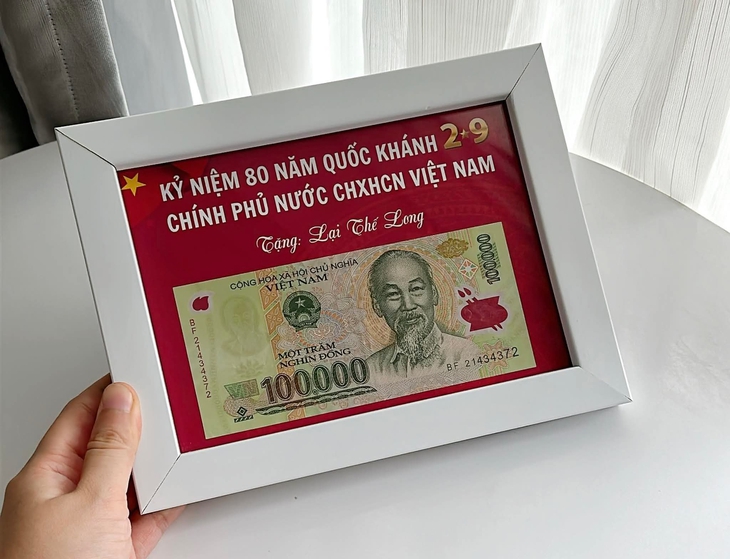 Nhiều người đóng khung 100 nghìn đồng quà 2/9 để lưu giữ như báu vật- Ảnh 1.