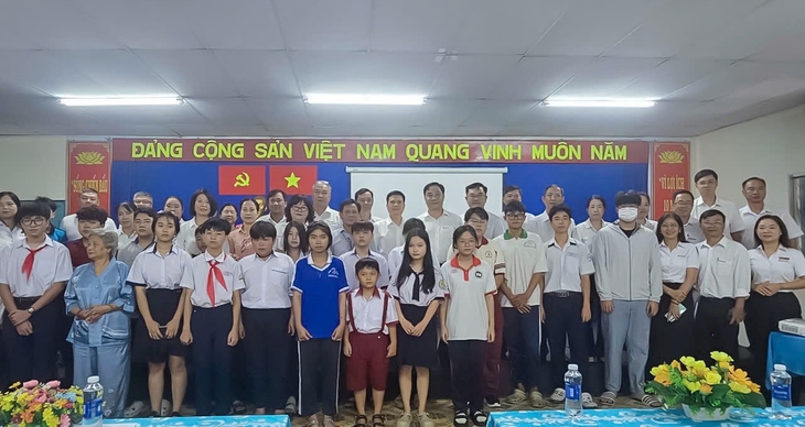 TPHCM trao học bổng đỡ đầu cho trẻ em mồ côi do COVID-19- Ảnh 1.