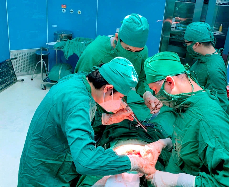 Kích hoạt báo động đỏ cứu cô gái bị vỡ gan, sốc mất máu- Ảnh 1.