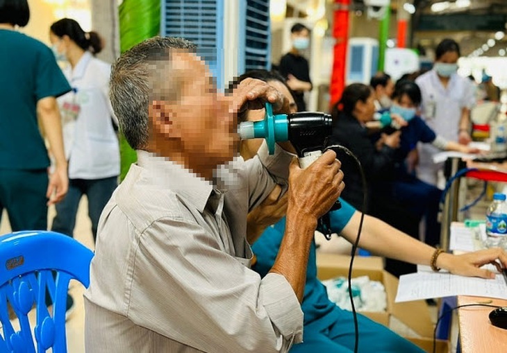 Giải pháp sống khỏe cho người cao tuổi mắc bệnh COPD- Ảnh 1.