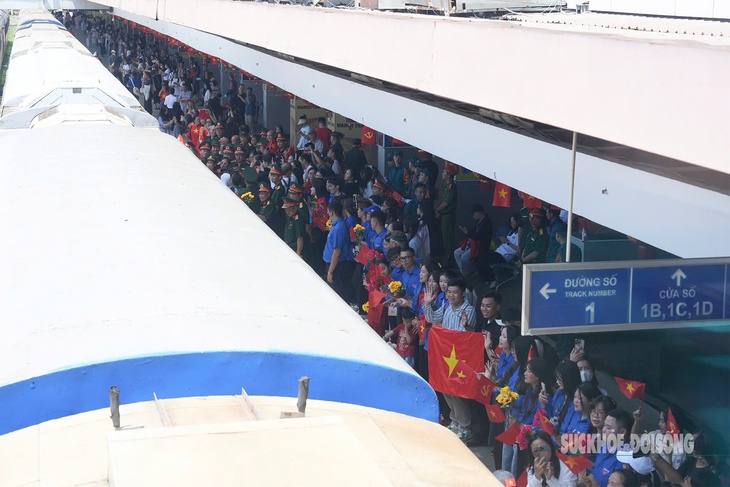Người dân bịn rịn, xúc động chia tay các chiến sĩ sau khi hoàn thành nhiệm vụ A80- Ảnh 1.