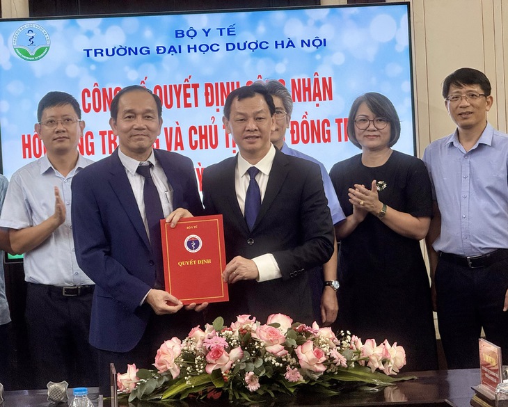 Trao quyết định công nhận Hội đồng trường và Chủ tịch Hội đồng trường Đại học Dược Hà Nội- Ảnh 1.